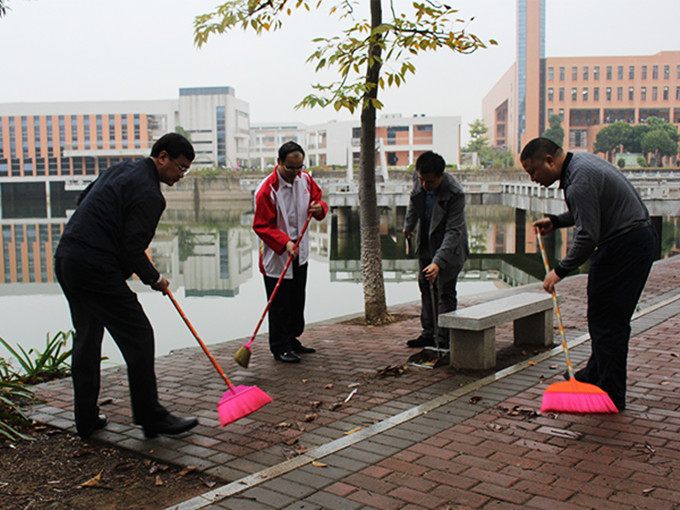 学校领导带头清洁校园