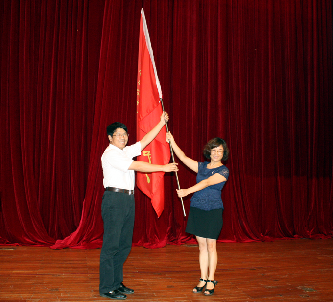 刘安华校长授旗