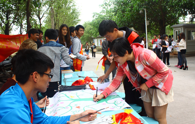 “雷锋精神刻于心,捐书活动表真情”,捐书志愿者在捐书横幅上签名