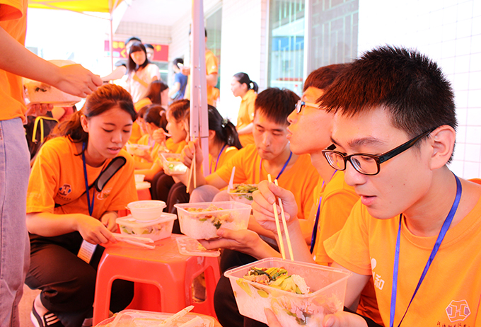 志愿者抓紧时间吃午餐