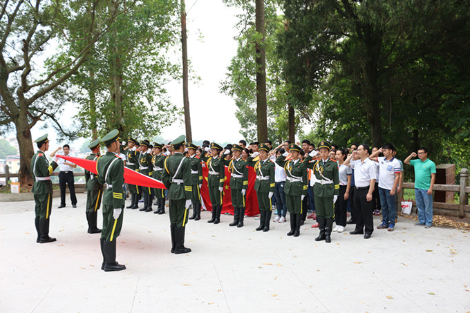 在纪念碑下重温入团誓词