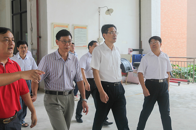 市委书记何忠友莅临我校