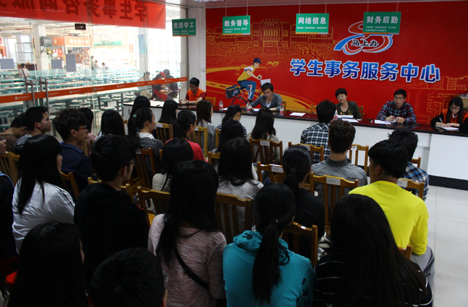 “马上办”学生事务服务中心开展学生约谈活动现场