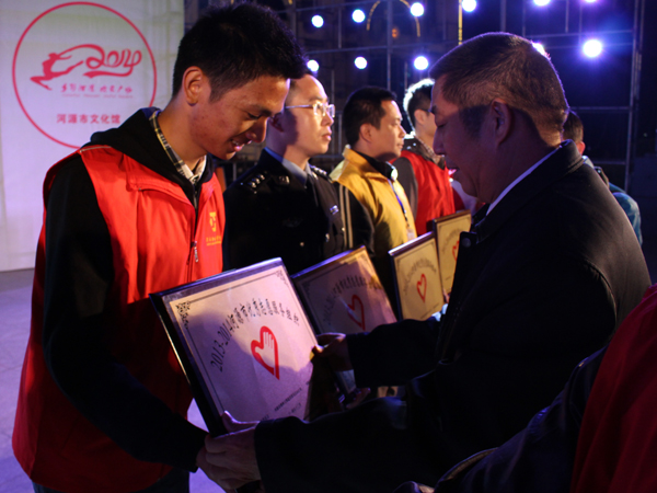 我校青年志愿者协会上台领取“河源优秀志愿服务组织”奖项