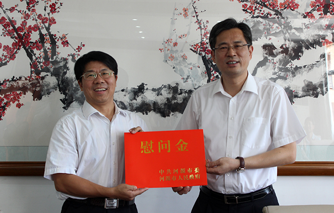 河源市委书记送上教师节慰问金