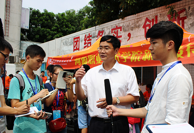 党委书记段邦贤在新城客运站接受采访