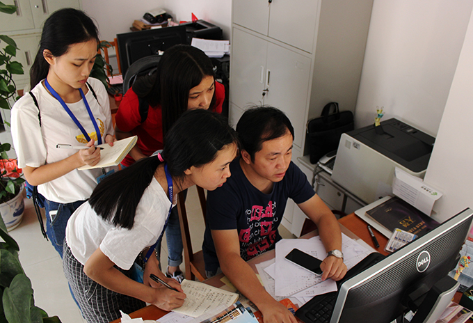 记者向招生办工作人员咨询新生报到情况