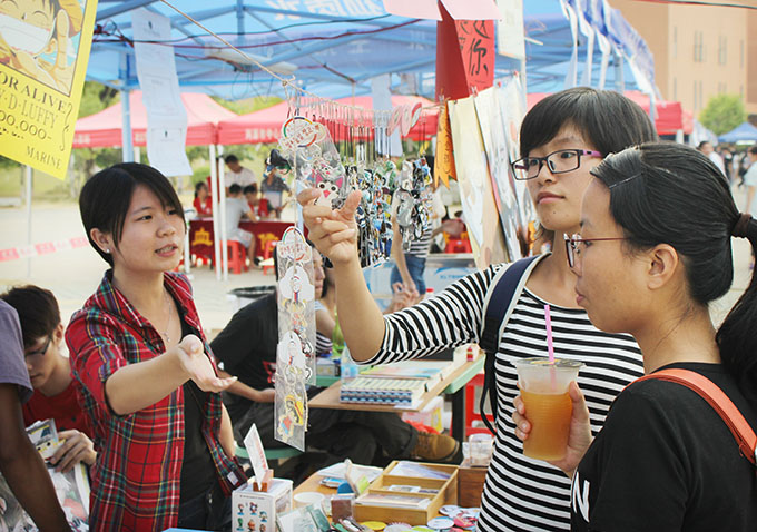 模拟市场的小商家在销售自己的产品